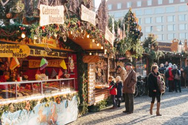 Dresden, Almanya, 19 Aralık 2016: Turistler ve yerliler için geleneksel Dresden Pazar izle Noel için geri kalan sunar ve yürümek, eğlen Noel. Avrupa'nın Noel Kutlamaları.