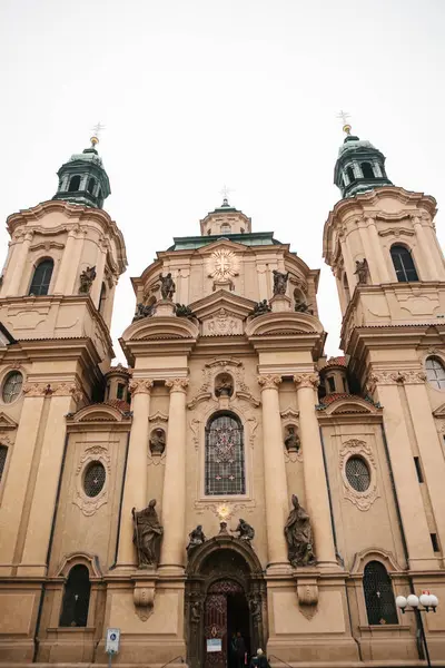 Exterior da Igreja de São Nicolau na Praça da Cidade Velha em Praga, República Checa. Arquitetura. Construção religiosa . — Fotografia de Stock