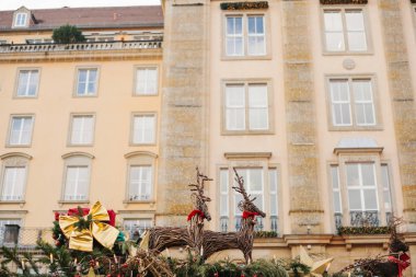 Saman geyik Noel dekorasyonu. Avrupa'da kutlama Noel. Çatı Dresden Noel piyasasında dükkanlar geleneksel süslemeleri.