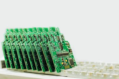 Bilgisayar panoları üst üste hazır. Bilgisayar teknolojileri. Yedek parçalar