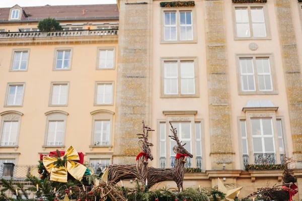 Saman geyik Noel dekorasyonu. Avrupa'da kutlama Noel. Çatı Dresden Noel piyasasında dükkanlar geleneksel süslemeleri.