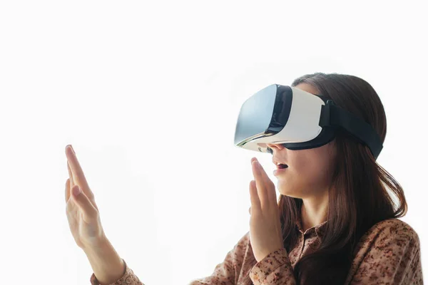 Mujer joven con gafas de realidad virtual. Tecnologías modernas. El concepto de tecnología futura . —  Fotos de Stock