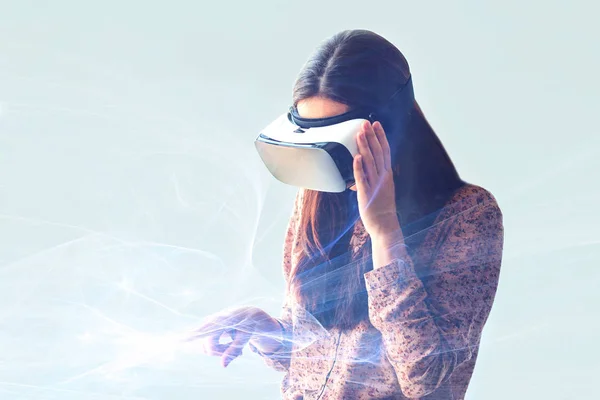 Mujer joven con gafas de realidad virtual. Tecnologías modernas. El concepto de tecnología futura . —  Fotos de Stock