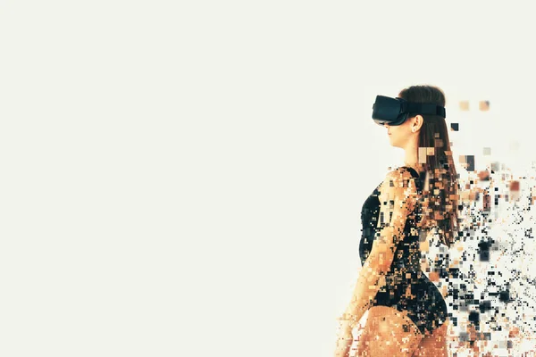 Una persona con occhiali virtuali vola verso i pixel. La donna con gli occhiali della realtà virtuale. Concetto tecnologico futuro. Moderna tecnologia di imaging. Frammentato da pixel . — Foto Stock