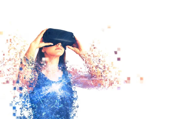 Человек в виртуальных очках летит в пиксели. Женщина в очках виртуальной реальности. Концепция технологии будущего. Современные технологии визуализации. Ошибки в пикселях . — стоковое фото