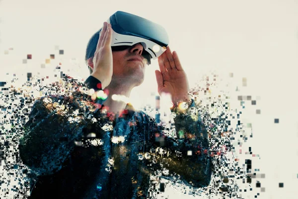 Osoby w okularach wirtualnego leci do pikseli. Człowiek z okulary wirtualnej rzeczywistości. Koncepcja przyszłych technologii. Nowoczesne technologie przetwarzania obrazu. Fragmentowany przez pikseli. — Zdjęcie stockowe
