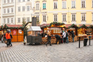 Prag, 13 Aralık 2016: Noel günü Prag'da eski şehir Meydanı. Noel pazarı şehrin ana Meydanı'nda. Mutlu yerel halk ve turistler yürümek ve dinlen. Tatil.