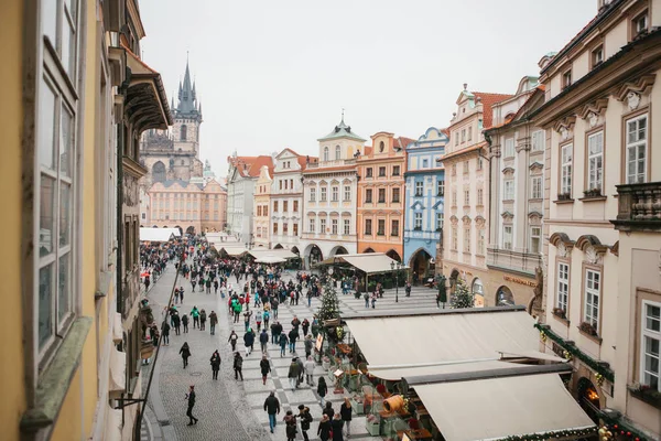 Praga, 13 de diciembre de 2016: Plaza de la Ciudad Vieja en Praga el día de Navidad. Mercado de Navidad en la plaza principal de la ciudad. Felices residentes locales y turistas caminan y descansan. Vacaciones . — Foto de Stock
