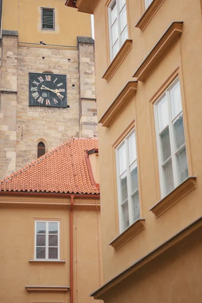 Composición de edificios tradicionales con ventanas y relojes. Praga. República Checa . — Foto de Stock