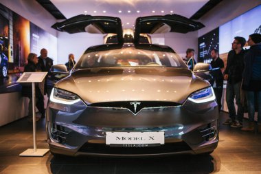 Berlin, 2 Ekim 2017: Bir elektrikli araç Tesla model X Berlin Tesla motor fuarında sunumunu.