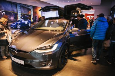 Berlin, 2 Ekim 2017: Bir elektrikli araç Tesla model X Berlin Tesla motor fuarında sunumunu.