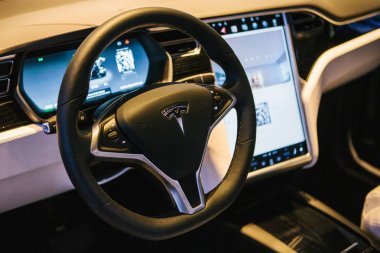 Berlin, 2 Ekim 2017: İç bir elektrikli otomobil Tesla model X.