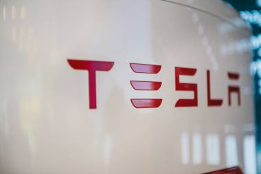 Berlin, 2 Ekim 2017: Tesla elektrik akaryakıt istasyonu üzerinde yazıt. Modern elektrikli araçların yakıt ikmali istasyonu. Tesla işareti.