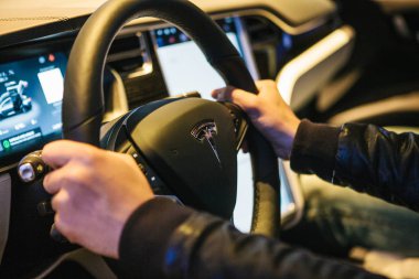 Berlin, 2 Ekim 2017: Bir elektrikli otomobil Tesla model X iç. Sürücü bir araba sürüş.