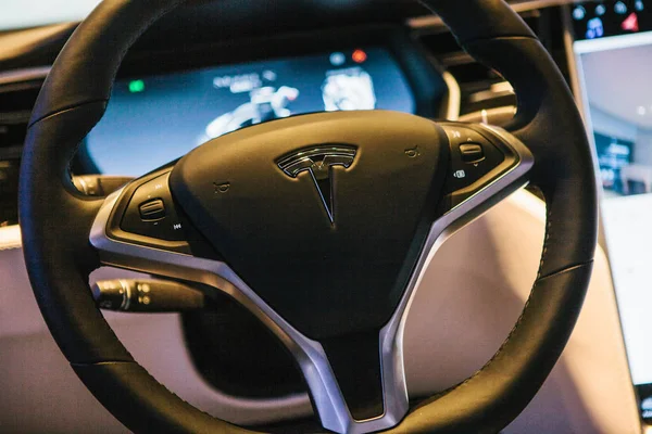 Berlin, 2 Ekim 2017: İç bir elektrikli otomobil Tesla model X.