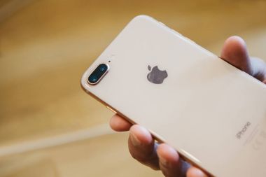 Berlin, 2 Ekim 2017: iphone 8 ve 8, artı ve satış resmi Apple Store Berlin'de yeni Apple ürünleri iphone tanıtımı. Alıcı yeni iphone 8 artı tutar.