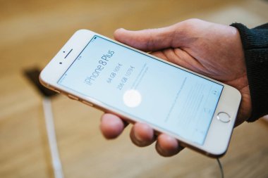 Berlin, 2 Ekim 2017: iphone 8 ve 8, artı ve satış resmi Apple Store Berlin'de yeni Apple ürünleri iphone tanıtımı. Alıcı yeni iphone 8 artı tutar.