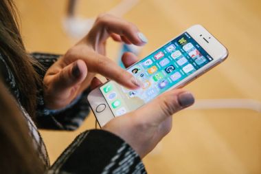 Berlin, 2 Ekim 2017: iphone 8 ve 8, artı ve satış resmi Apple Store Berlin'de yeni Apple ürünleri iphone tanıtımı. Alıcı yeni iphone 8 artı tutar.
