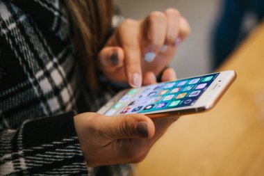 Berlin, 2 Ekim 2017: iphone 8 ve 8, artı ve satış resmi Apple Store Berlin'de yeni Apple ürünleri iphone tanıtımı. Alıcı yeni iphone 8 artı tutar.