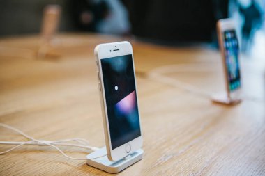 Berlin, 2 Ekim 2017: iphone 8 ve 8, artı ve satış resmi Apple Store Berlin'de yeni Apple ürünleri iphone tanıtımı. Bir satırda yeni iPhone stand.