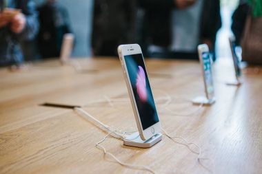 Berlin, 2 Ekim 2017: iphone 8 ve 8, artı ve satış resmi Apple Store Berlin'de yeni Apple ürünleri iphone tanıtımı. Bir satırda yeni iPhone stand.