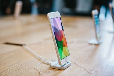 Berlin, 2 Ekim 2017: iphone 8 ve 8, artı ve satış resmi Apple Store Berlin'de yeni Apple ürünleri iphone tanıtımı. Bir satırda yeni iPhone stand.
