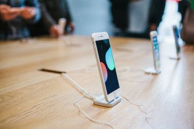 Berlin, 2 Ekim 2017: iphone 8 ve 8, artı ve satış resmi Apple Store Berlin'de yeni Apple ürünleri iphone tanıtımı. Bir satırda yeni iPhone stand.