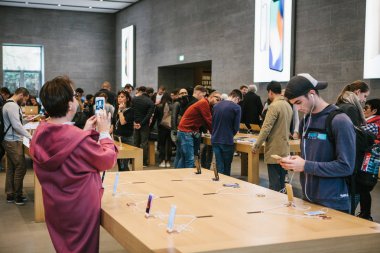 Berlin, 2 Ekim 2017: iphone 8 ve 8, artı ve satış resmi Apple Store Berlin'de yeni Apple ürünleri iphone tanıtımı. Alıcılar yeni iphone izliyor. Uzun zamandır beklenen