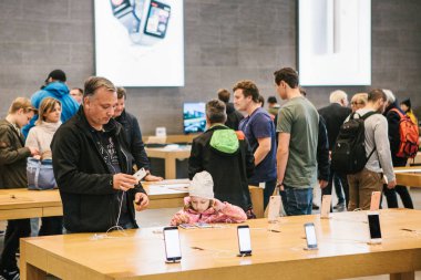 Berlin, 2 Ekim 2017: iphone 8 ve 8, artı ve satış resmi Apple Store Berlin'de yeni Apple ürünleri iphone tanıtımı. Alıcılar yeni iphone izliyor. Uzun zamandır beklenen