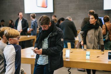 Berlin, 2 Ekim 2017: iphone 8 ve 8, artı ve satış resmi Apple Store Berlin'de yeni Apple ürünleri iphone tanıtımı. Alıcılar yeni iphone izliyor. Uzun zamandır beklenen