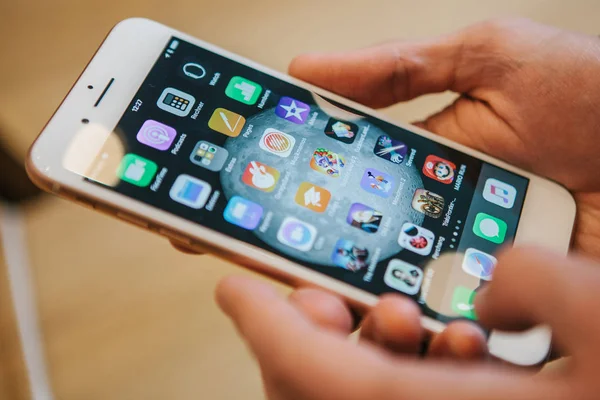 Berlin, 2 Ekim 2017: iphone 8 ve 8, artı ve satış resmi Apple Store Berlin'de yeni Apple ürünleri iphone tanıtımı. Alıcı yeni iphone 8 artı tutar.