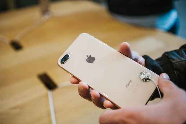 เบอร์ลิน, 2 ตุลาคม ค.ศ. 2017: การนําเสนอ iPhone 8 และ iPhone 8 plus และการขายผลิตภัณฑ์ Apple ใหม่ในร้าน Apple อย่างเป็นทางการในเบอร์ลิน ผู้ซื้อถือ iPhone 8 ใหม่บวก . — ภาพถ่ายสต็อก