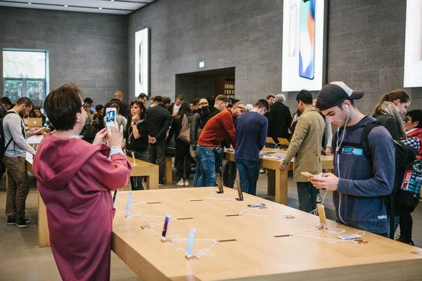 Berlin, 2 Ekim 2017: iphone 8 ve 8, artı ve satış resmi Apple Store Berlin'de yeni Apple ürünleri iphone tanıtımı. Alıcılar yeni iphone izliyor. Uzun zamandır beklenen
