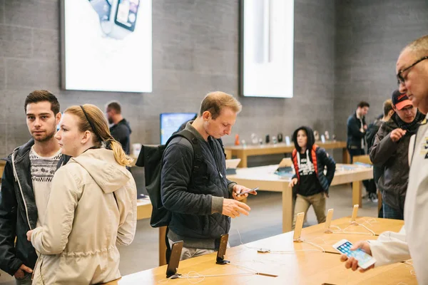 Berlin, 2 Ekim 2017: iphone 8 ve 8, artı ve satış resmi Apple Store Berlin'de yeni Apple ürünleri iphone tanıtımı. Alıcılar yeni iphone izliyor. Uzun zamandır beklenen