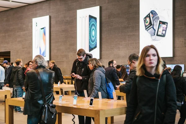 Berlin, 2 Ekim 2017: iphone 8 ve 8, artı ve satış resmi Apple Store Berlin'de yeni Apple ürünleri iphone tanıtımı. Alıcılar yeni iphone izliyor. Uzun zamandır beklenen