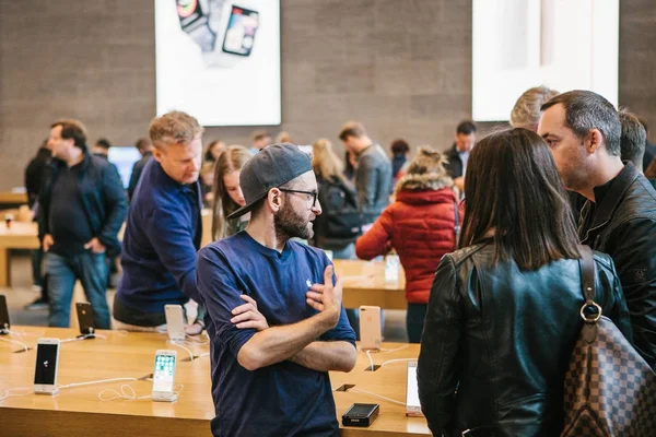 Berlin, 2 Ekim 2017: iphone 8 ve 8, artı ve satış resmi Apple Store Berlin'de yeni Apple ürünleri iphone tanıtımı. Alıcılar yeni iphone izliyor. Uzun zamandır beklenen