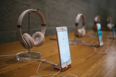 Berlin, 2 Ekim 2017: Tanıtım 8 ve 8 artı iphone ve resmi Apple Store yeni Apple ürünleri satışı. Yeni iphone ve kablosuz kulaklık yener Solo3 üst üste stand.