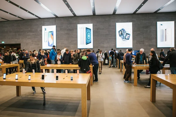 Berlin, 2 Ekim 2017: iphone 8 ve 8, artı ve yeni Apple ürünleri satış resmi Apple Store iphone tanıtımı. Alıcılar yeni iphone izliyor. Uzun zamandır beklenen olay.