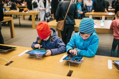 Berlin, 2 Ekim 2017: yeni gelişmiş tablet Ipad Pro resmi Apple Store sunulması. Genç alıcılar yeni Gadget'ları görmek için ebeveynleri ile geldi.