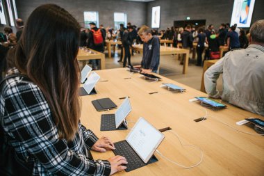 Berlin, 2 Ekim 2017: yeni gelişmiş tablet Ipad Pro resmi Apple Store sunulması. Alıcı görünüyor ve satın alma için yeni bir aracı çalışır.