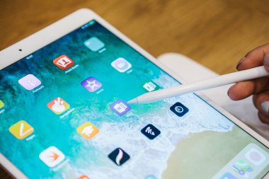 Berlin, 2 Ekim 2017: yeni gelişmiş tablet Ipad Pro resmi Apple Store sunulması. Alıcı görünüyor ve satın alma için yeni bir aracı çalışır.