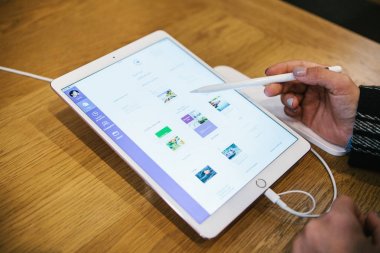 Berlin, 2 Ekim 2017: yeni gelişmiş tablet Ipad Pro resmi Apple Store sunulması. Alıcı görünüyor ve satın alma için yeni bir aracı çalışır.