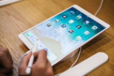 Berlin, 2 Ekim 2017: yeni gelişmiş tablet Ipad Pro resmi Apple Store sunulması. Alıcı görünüyor ve satın alma için yeni bir aracı çalışır.