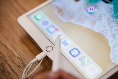 Berlin, 2 Ekim 2017: yeni gelişmiş tablet Ipad Pro resmi Apple Store sunulması. Alıcı görünüyor ve satın alma için yeni bir aracı çalışır.