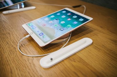 Berlin, 2 Ekim 2017: yeni gelişmiş tablet Ipad Pro resmi Apple Store sunumunu.
