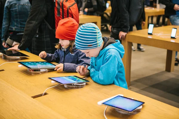 Berlin, 2 Ekim 2017: yeni gelişmiş tablet Ipad Pro resmi Apple Store sunulması. Genç alıcılar yeni Gadget'ları görmek için ebeveynleri ile geldi.