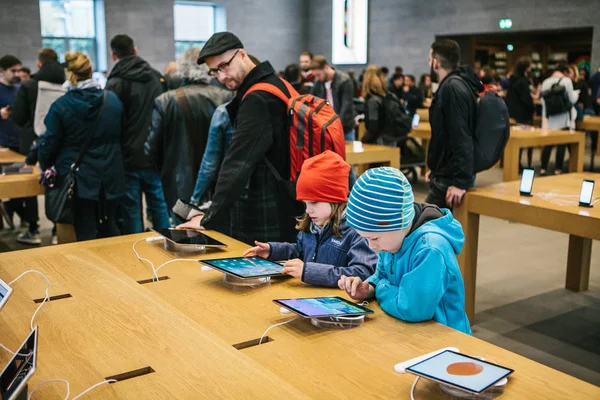 Berlin, 2 Ekim 2017: yeni gelişmiş tablet Ipad Pro resmi Apple Store sunulması. Genç alıcılar yeni Gadget'ları görmek için ebeveynleri ile geldi.