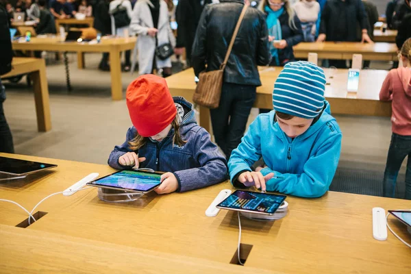 Berlin, 2 Ekim 2017: yeni gelişmiş tablet Ipad Pro resmi Apple Store sunulması. Genç alıcılar yeni Gadget'ları görmek için ebeveynleri ile geldi.
