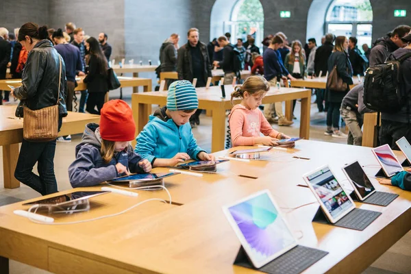 Berlin, 2 Ekim 2017: yeni gelişmiş tablet Ipad Pro resmi Apple Store sunulması. Genç alıcılar yeni Gadget'ları görmek için ebeveynleri ile geldi.