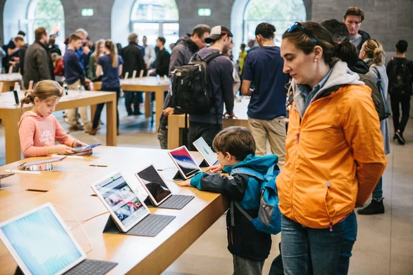 Berlin, 2 Ekim 2017: yeni gelişmiş tablet Ipad Pro resmi Apple Store sunulması. Genç alıcılar yeni Gadget'ları görmek için ebeveynleri ile geldi.